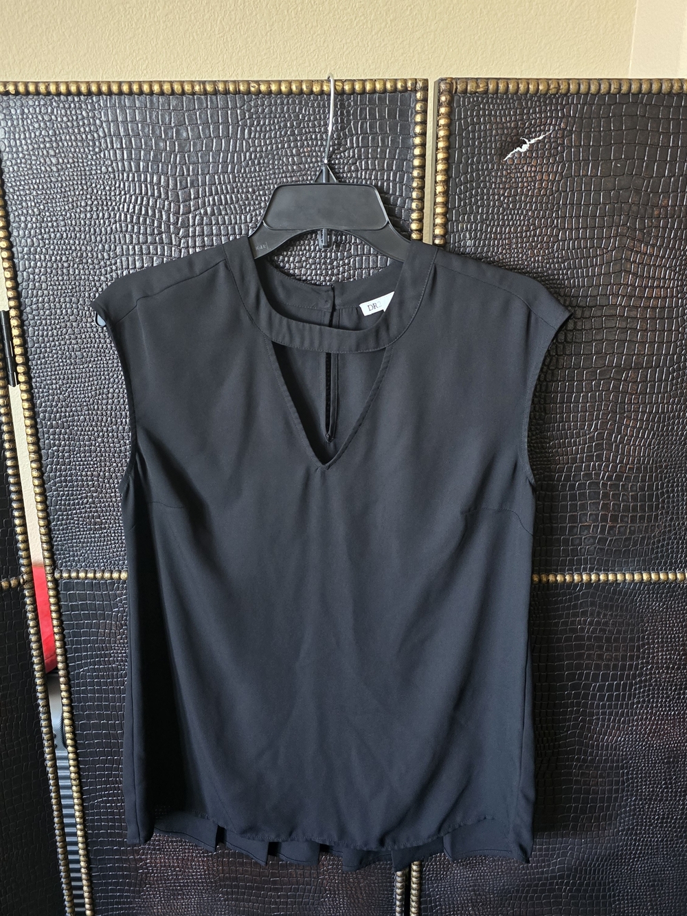 DR2 Black Cap-Sleeve Keyhole Shell Top